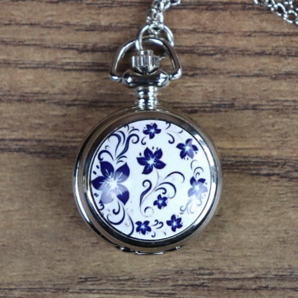 Kleine Taschenuhr, mit emailliertem Blumen Bild in Blau-Weiß